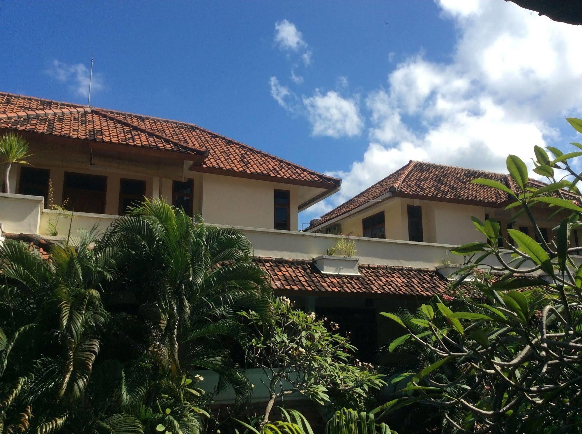 Secret Garden Inn Кута Экстерьер фото